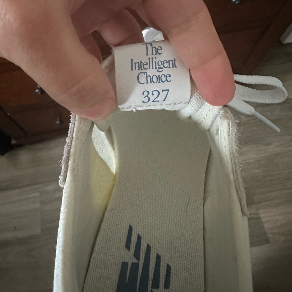 New Balance 327 - Picture 2 of 4